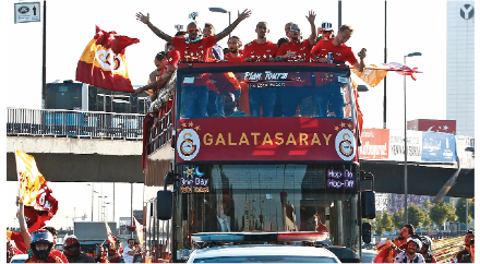 Aslan tacını taktı